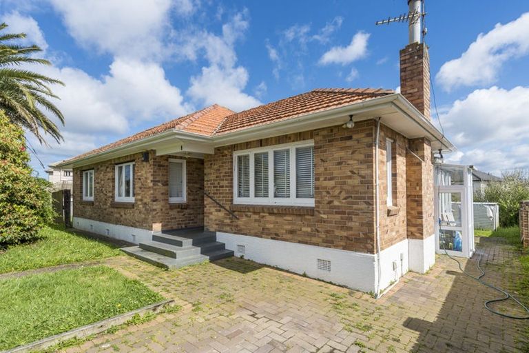 Photo of property in 86 Mcleod Road, Te Atatu South, Auckland, 0610