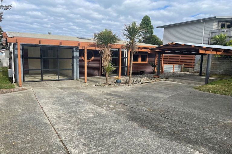 Photo of property in 102 Seaview Road, Paraparaumu Beach, Paraparaumu, 5032