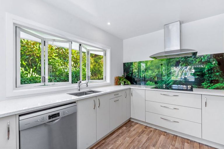 Photo of property in 22 Tiri Road, Milford, Auckland, 0620