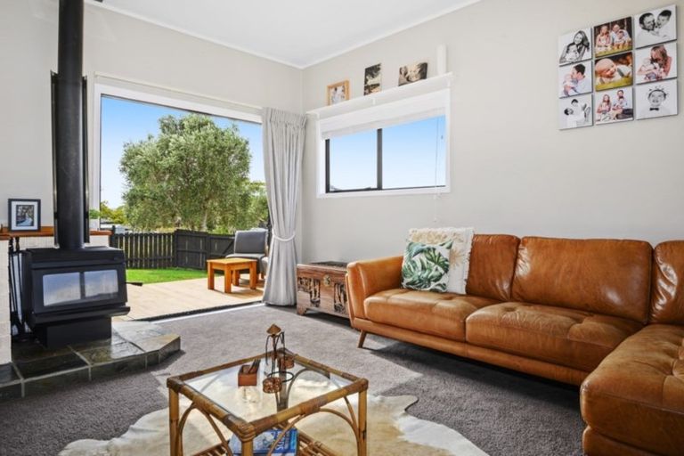 Photo of property in 21 Riverside Drive, Waiuku, 2123