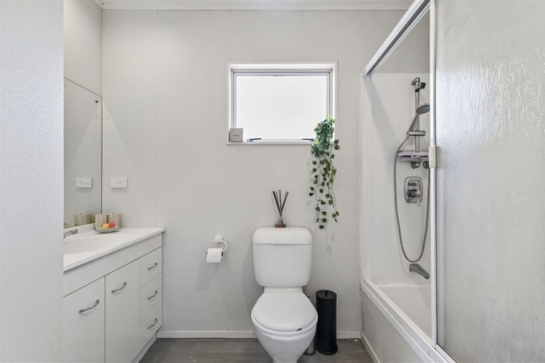 Photo of property in 2/1 Mossop Rise, Glenfield, Auckland, 0629
