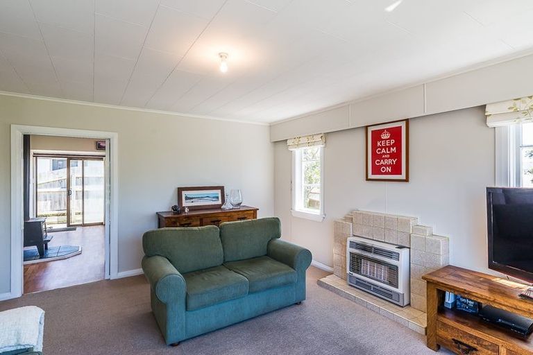 Photo of property in 36 Horokiwi Road West, Newlands, Wellington, 6037