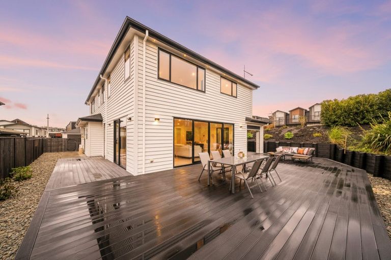 Photo of property in 1 Luff Place, Long Bay, Auckland, 0630