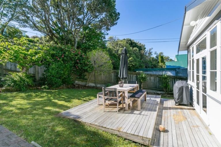 Photo of property in 16 Ranui Crescent, Khandallah, Wellington, 6035