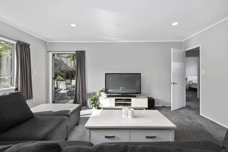 Photo of property in 1 Marbella Drive, Massey, Auckland, 0614