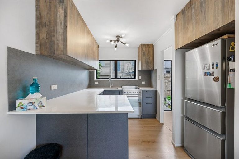 Photo of property in 2/1 Forsythe Place, Massey, Auckland, 0614