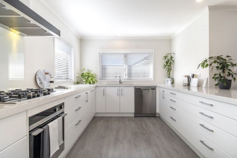 Photo of property in 15 Kahuparere Crescent, Pyes Pa, Tauranga, 3112