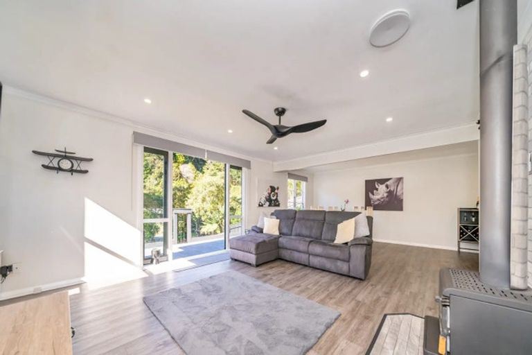 Photo of property in 114 Pinehaven Road, Pinehaven, Upper Hutt, 5019