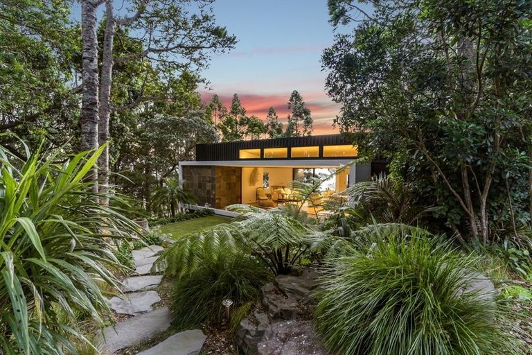 Photo of property in 34 Arapito Road, Titirangi, Auckland, 0604