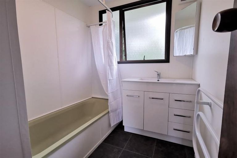 Photo of property in 2/109 Oreil Avenue, West Harbour, Auckland, 0618