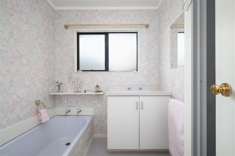 Photo of property in 69 Puriri Road, Pukekohe, 2120