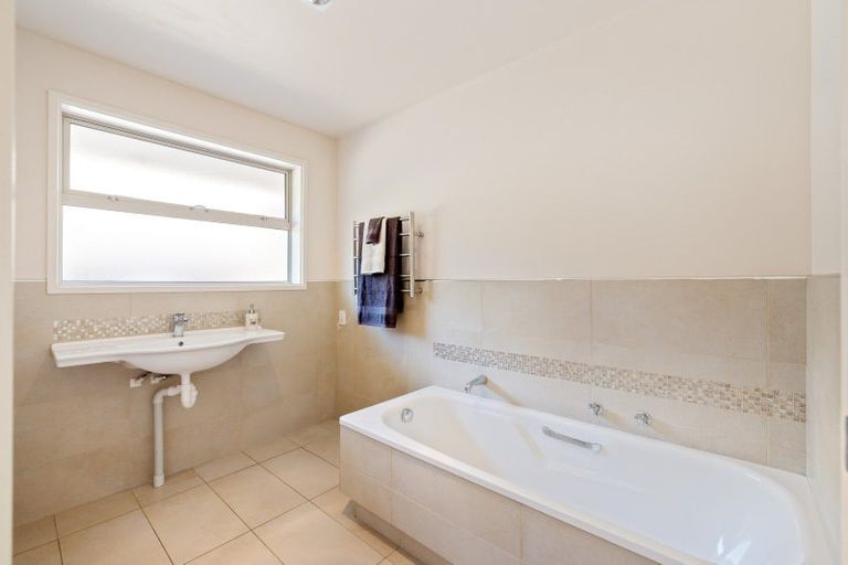 Photo of property in 2 Haydon Place, Amberley, 7410