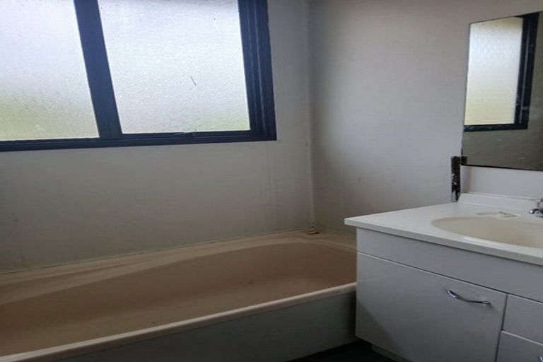 Photo of property in 15 Kopara Place, Clendon Park, Auckland, 2103