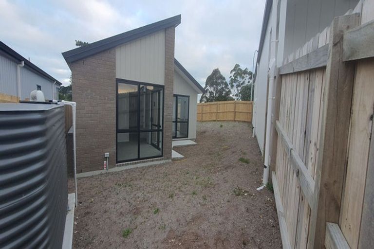 Photo of property in 33 Red Hills Road, Massey, Auckland, 0614