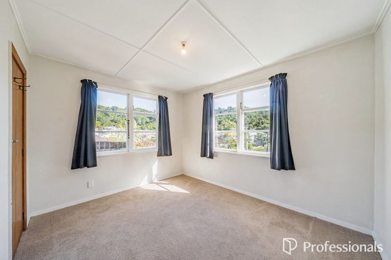 Photo of property in 5 Delaney Drive, Stokes Valley, Lower Hutt, 5019