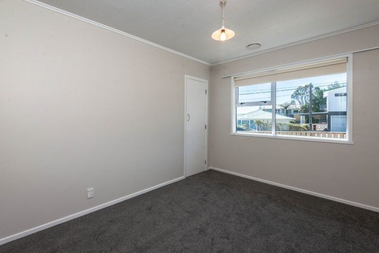 Photo of property in 12 Griffiths Grove, Newlands, Wellington, 6037