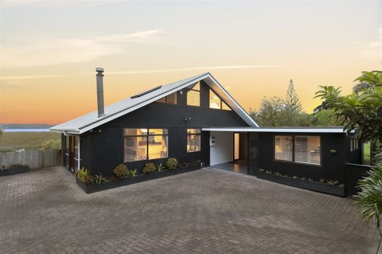 Photo of property in 44 Rewarewa Road, Te Atatu Peninsula, Auckland, 0610
