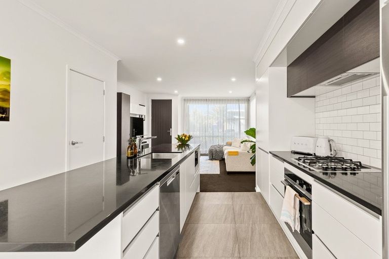 Photo of property in 69 Karepiro Drive, Stanmore Bay, Whangaparaoa, 0932