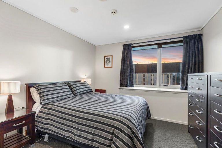 Photo of property in 72 Devonport Road, Tauranga, 3110