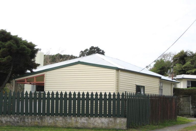 Photo of property in 11a Seaview Road, Marfell, New Plymouth, 4310