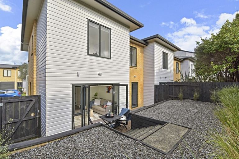 Photo of property in 14 Verdale Circle, Glen Eden, Auckland, 0602