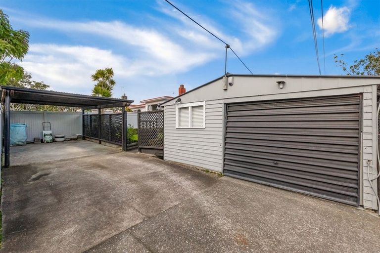 Photo of property in 2/29 Sunnyfield Crescent, Glenfield, Auckland, 0629