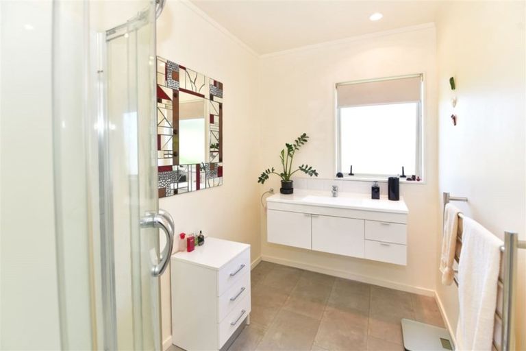 Photo of property in 1/4 Knott Road, Stanmore Bay, Whangaparaoa, 0932