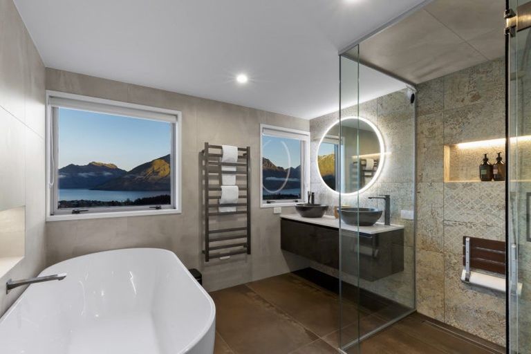 Photo of property in 10 Peregrine Place, Queenstown, 9300