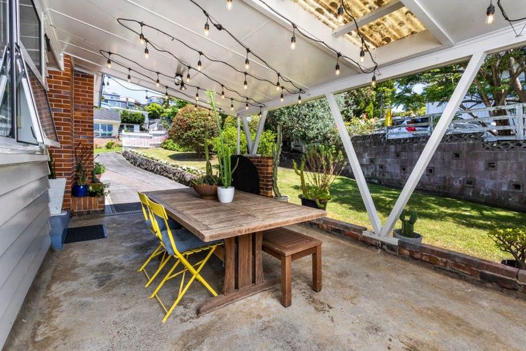 Photo of property in 18 Deuxberry Avenue, Northcote, Auckland, 0627