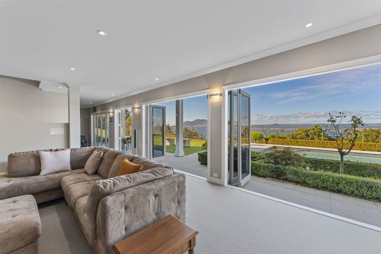 Photo of property in 423 Gillespie Place, Acacia Bay, Taupo, 3385