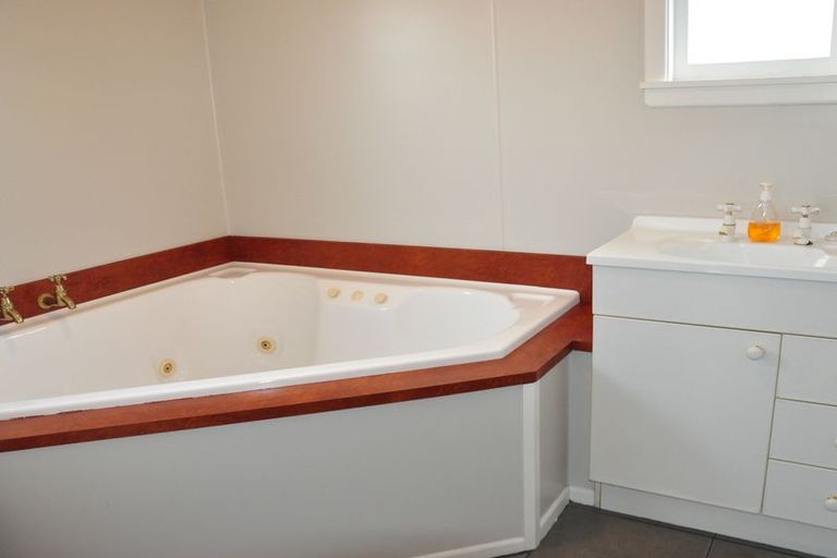 Photo of property in 52 Featherston Street, Takaro, Palmerston North, 4412