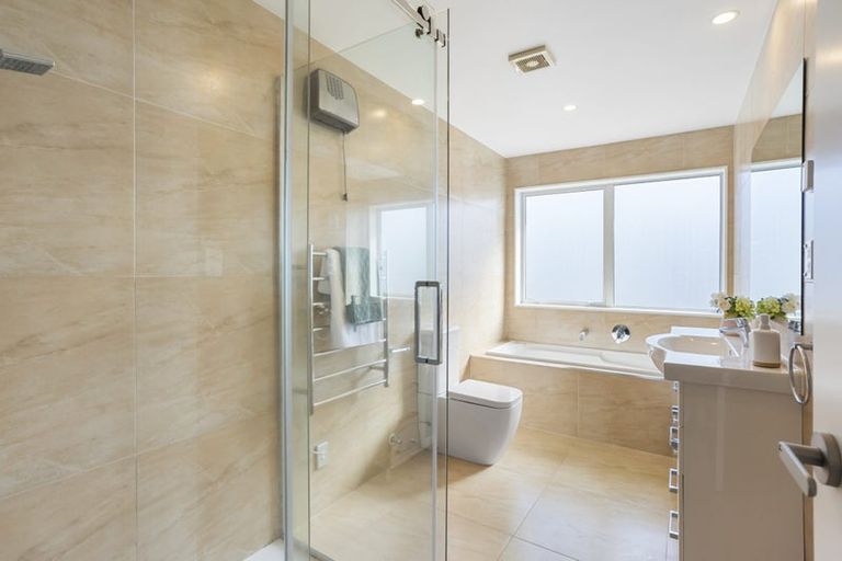Photo of property in 517 East Coast Road, Murrays Bay, Auckland, 0630