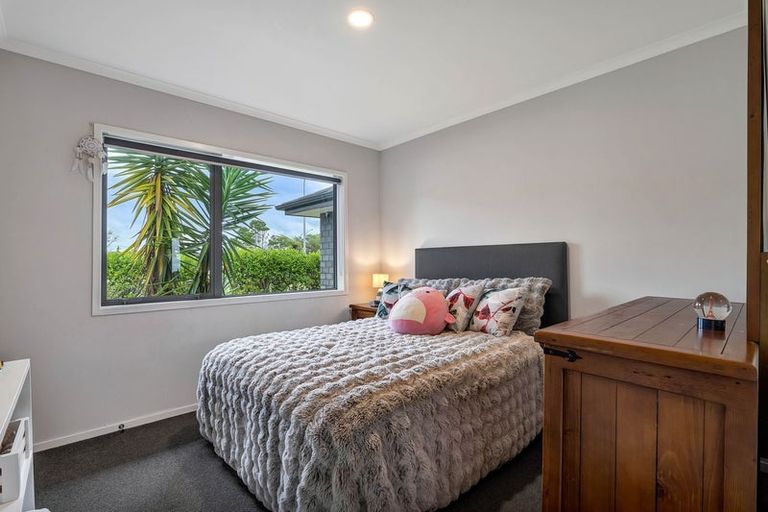 Photo of property in 122 Pohutukawa Place, Waiwhakaiho, New Plymouth, 4312