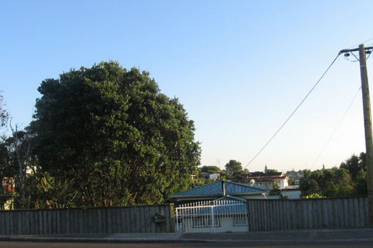 Photo of property in 92 Chivalry Road, Glenfield, Auckland, 0629