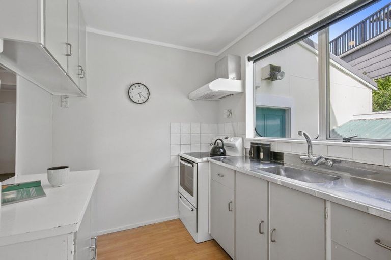 Photo of property in 5a Sunhaven Drive, Newlands, Wellington, 6037