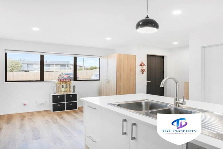 Photo of property in 8/25 Vodanovich Road, Te Atatu South, Auckland, 0610