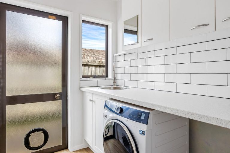 Photo of property in 2/50 Ambleside Drive, Burnside, Christchurch, 8053