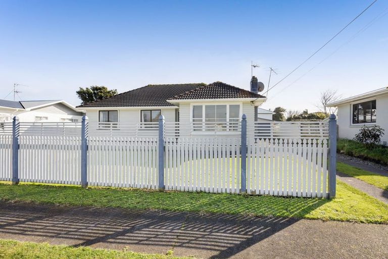 Photo of property in 10 Ramanui Avenue, Hawera, 4610