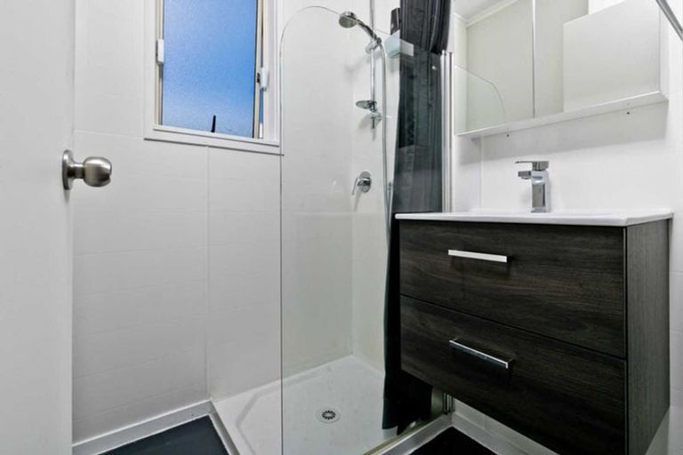Photo of property in 16 Woodglen Road, Glen Eden, Auckland, 0602