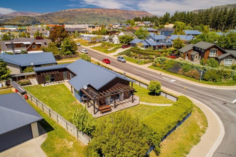 Photo of property in 17 Kings Drive, Wanaka, 9305