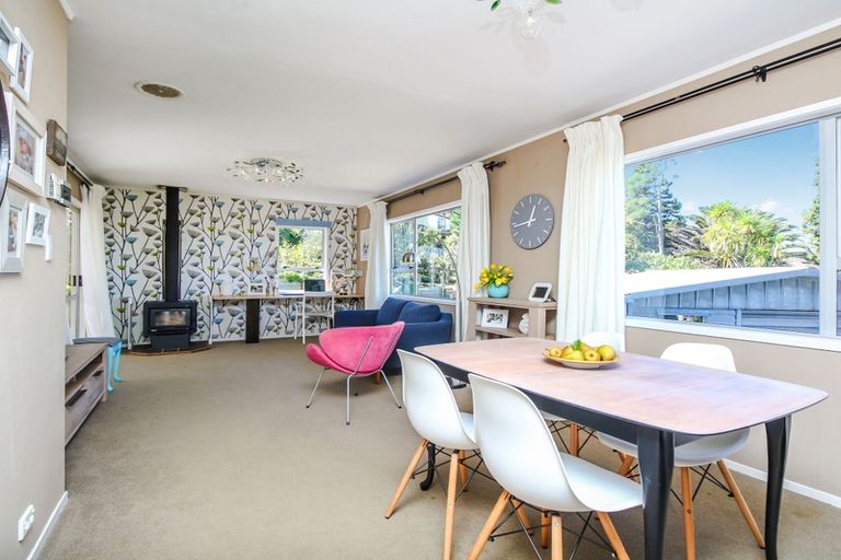 Photo of property in 19 Magdalen Place, West Harbour, Auckland, 0618