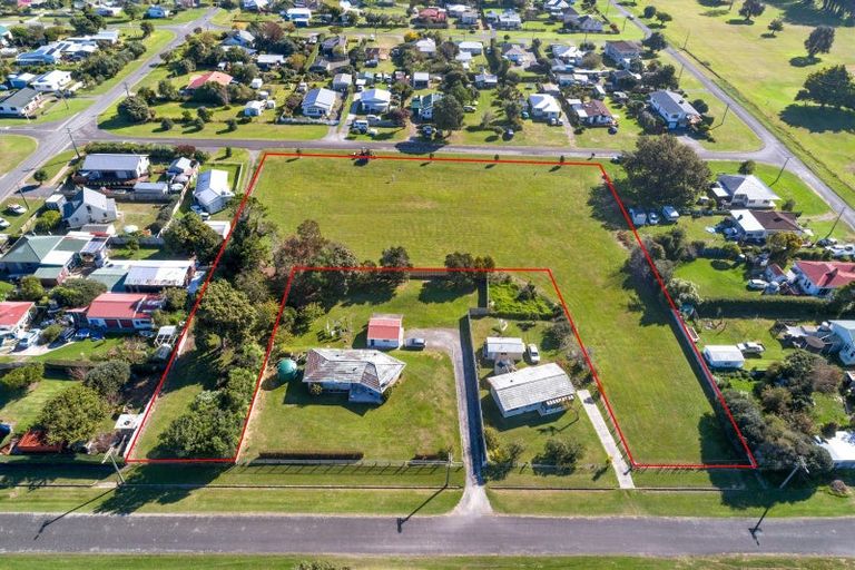 Photo of property in 1 Adventure Street, Tolaga Bay, 4077