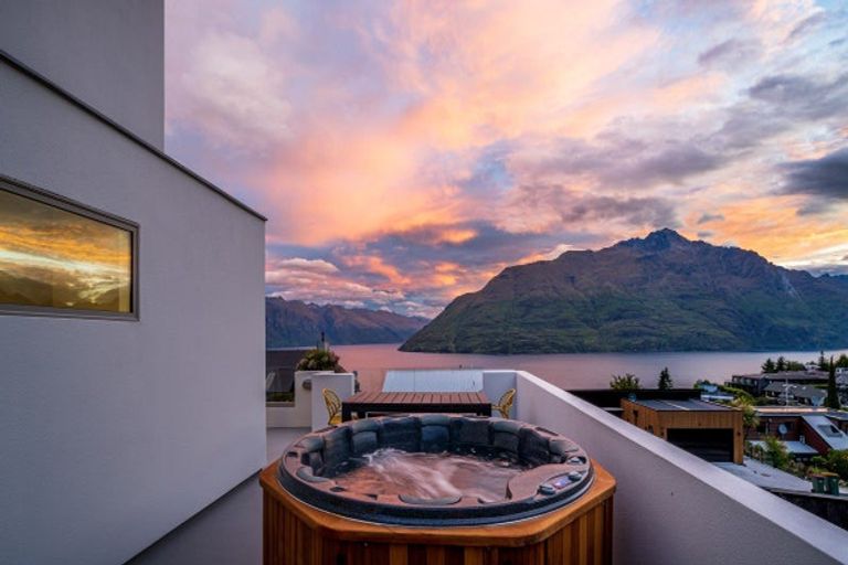 Photo of property in 72 Wynyard Crescent, Fernhill, Queenstown, 9300