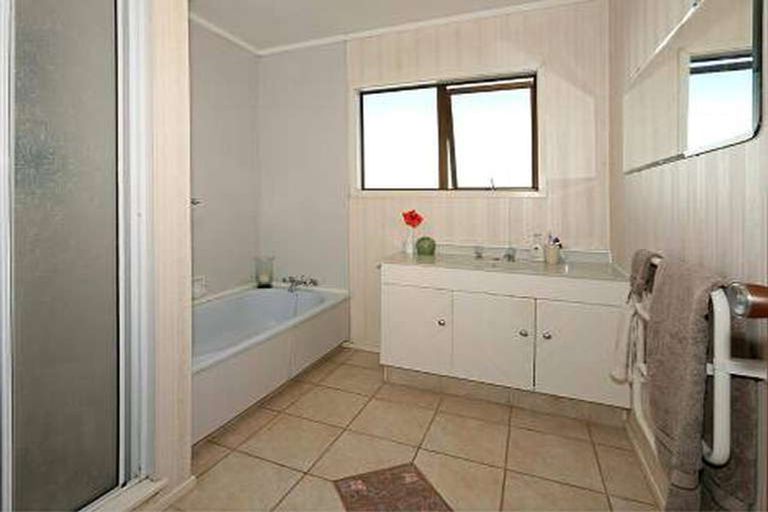 Photo of property in 2a Taipari Road, Te Atatu Peninsula, Auckland, 0610