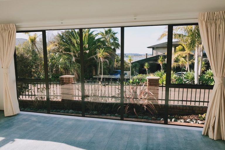 Photo of property in 27 Mansion Court, West Harbour, Auckland, 0618