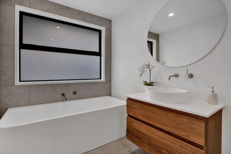 Photo of property in 16 Vogue Circle, Vogeltown, 4310