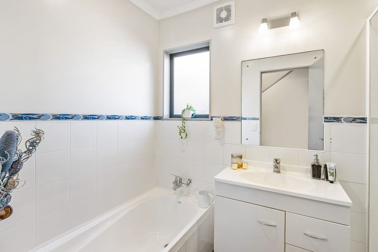 Photo of property in 29 Stewart Drive, Newlands, Wellington, 6037