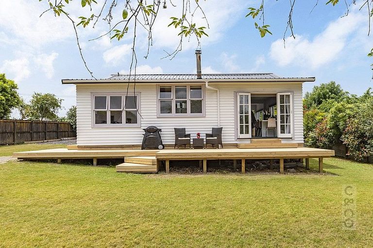 Photo of property in 16 Great North Road, Riverhead, 0820