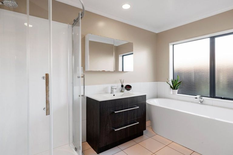 Photo of property in 21 Cate Road, Rototuna, Hamilton, 3210
