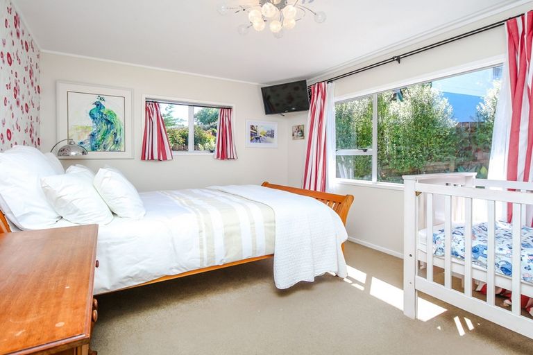 Photo of property in 19 Magdalen Place, West Harbour, Auckland, 0618